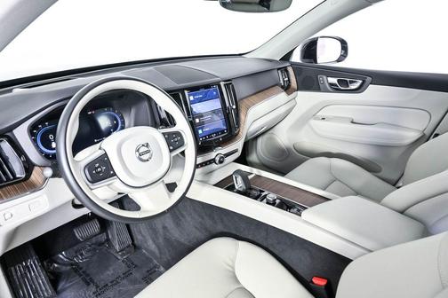 Onyx Black Metallic 2022 Volvo XC60 B5 Momentum