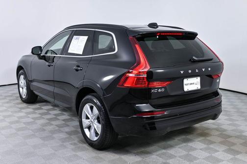 Onyx Black Metallic 2022 Volvo XC60 B5 Momentum