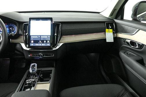 2025 Volvo XC90 B6 Core