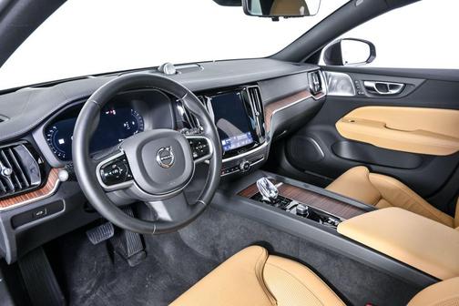 2025 Volvo V60 Cross Country Ultra, B5 AWD Gas (mild hybrid)