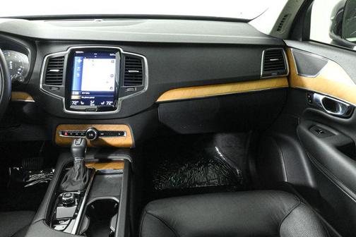 2022 Volvo XC90 T6 Momentum