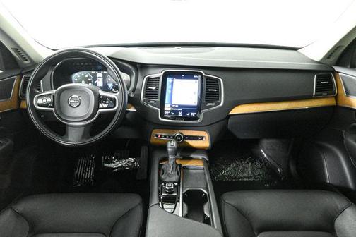 2022 Volvo XC90 T6 Momentum