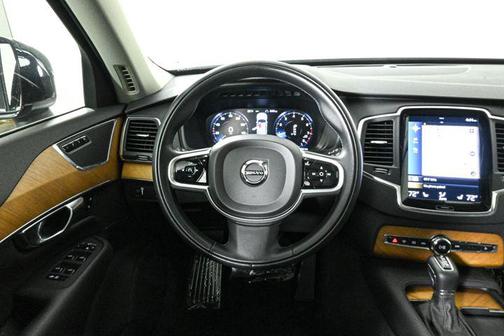 2022 Volvo XC90 T6 Momentum