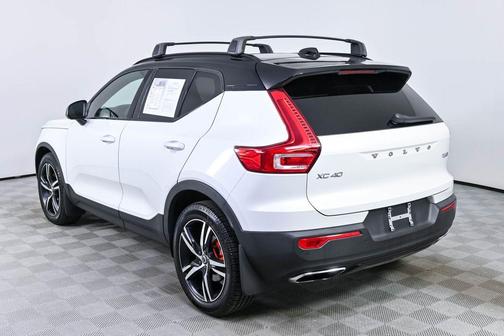 Crystal White Metallic 2020 Volvo XC40 T5 R-Design