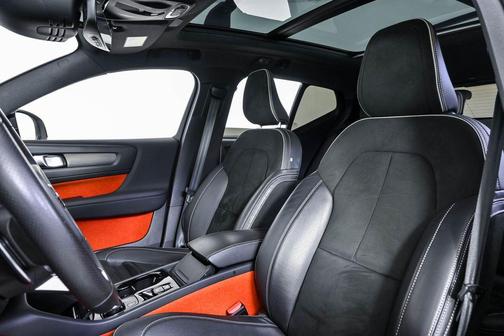 Crystal White Metallic 2020 Volvo XC40 T5 R-Design
