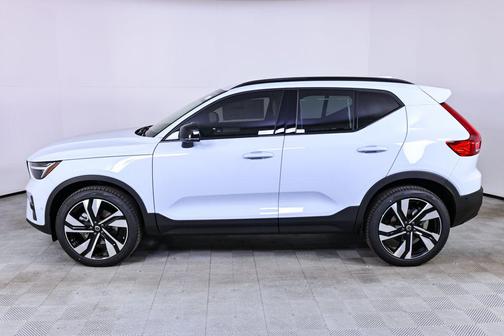 2026 Volvo XC40 Ultra, B5 AWD Gas (mild hybrid), Dark