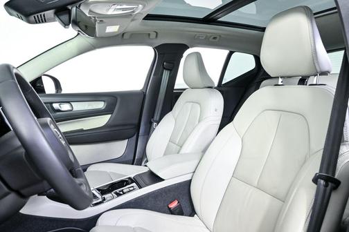 2023 Volvo XC40 B5 Plus Bright Theme