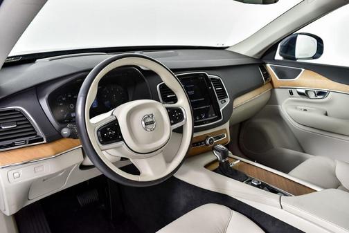 2022 Volvo XC90 T6 Momentum