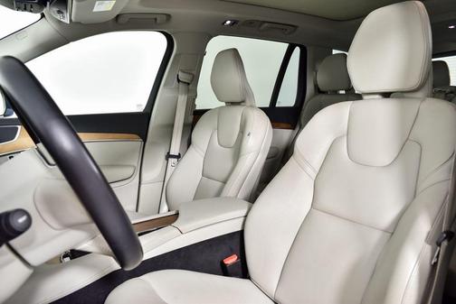 2022 Volvo XC90 T6 Momentum
