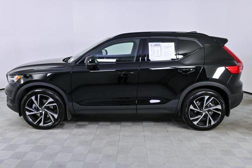 2022 Volvo XC40 T5 R-Design