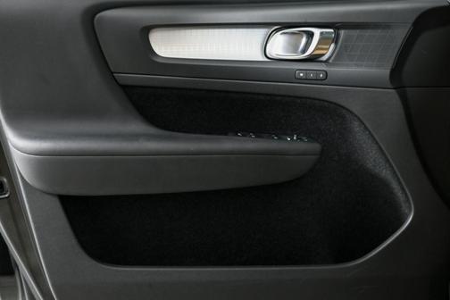 2020 Volvo XC40 T4 Momentum