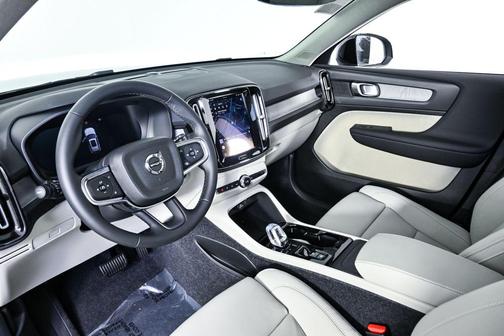 2026 Volvo XC40 Plus, B5 AWD Gas (mild hybrid), Dark