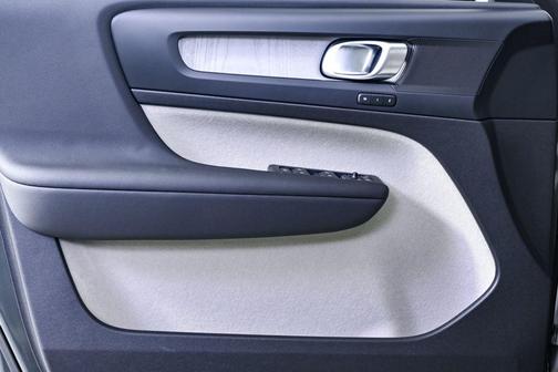 2026 Volvo XC40 Plus, B5 AWD Gas (mild hybrid), Dark