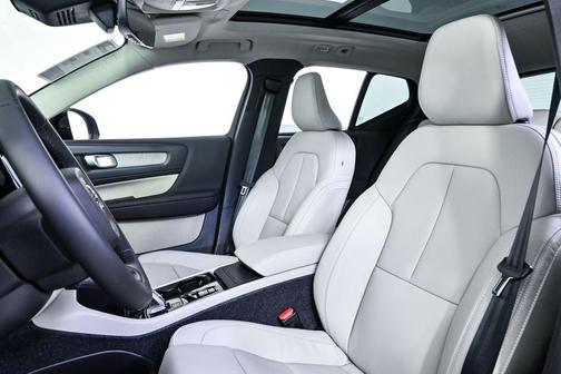 2026 Volvo XC40 Plus, B5 AWD Gas (mild hybrid), Dark