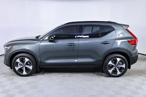2026 Volvo XC40 Plus, B5 AWD Gas (mild hybrid), Dark