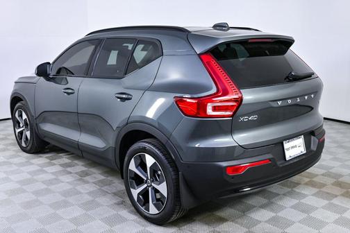 2026 Volvo XC40 Plus, B5 AWD Gas (mild hybrid), Dark