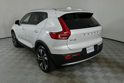 2025 Volvo XC40 B5 Plus Bright Theme