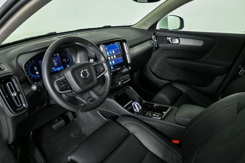 2025 Volvo XC40 B5 Plus Bright Theme