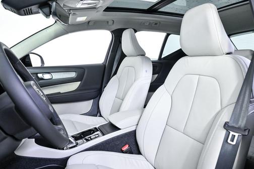 2026 Volvo XC40 Plus, B5 AWD Gas (mild hybrid), Dark