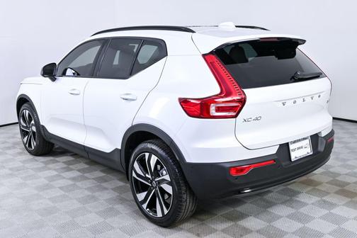 2026 Volvo XC40 Plus, B5 AWD Gas (mild hybrid), Dark