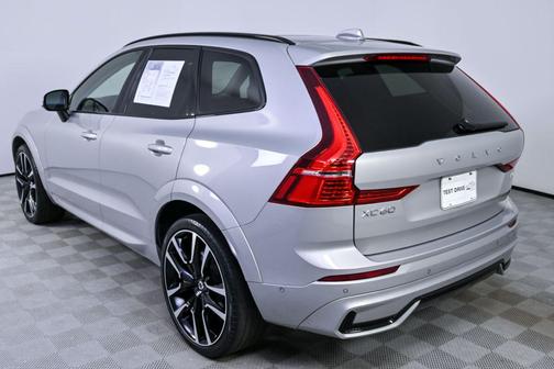 2023 Volvo XC60 B5 Ultimate Dark Theme
