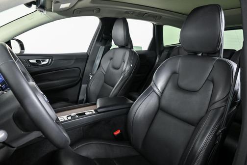 2023 Volvo XC60 B5 Ultimate Dark Theme