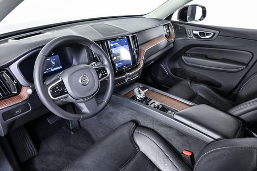 2023 Volvo XC60 B5 Ultimate Dark Theme