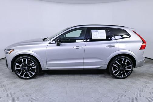 2023 Volvo XC60 B5 Ultimate Dark Theme