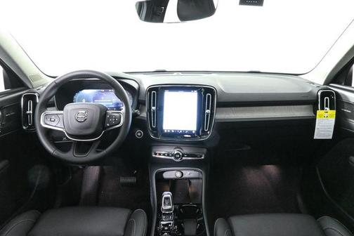 2025 Volvo XC40 B5 Ultra Dark Theme
