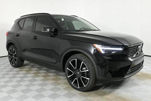 2025 Volvo XC40 B5 Ultra Dark Theme