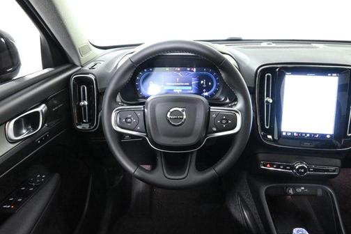 2025 Volvo XC40 B5 Ultra Dark Theme