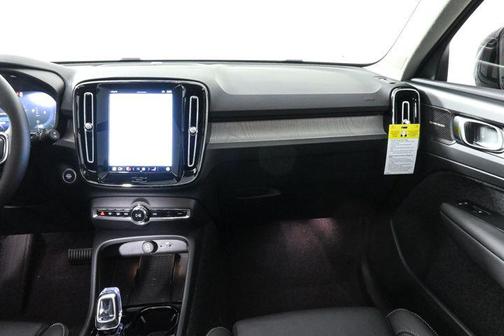 2025 Volvo XC40 B5 Ultra Dark Theme