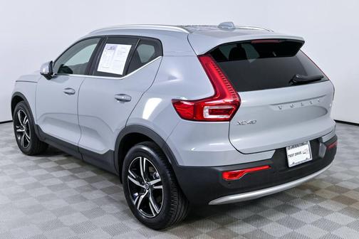 2025 Volvo XC40 B5 Core Bright Theme