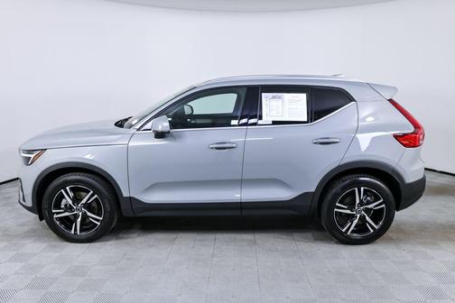 2025 Volvo XC40 B5 Core Bright Theme