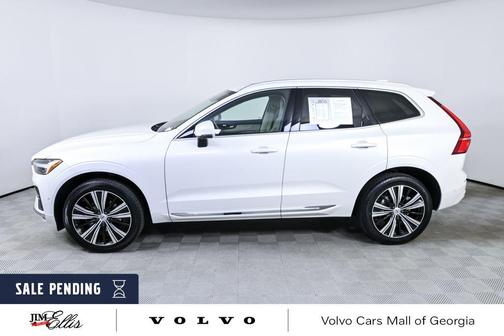 Crystal White Metallic 2023 Volvo XC60 B5 Ultimate Bright Theme