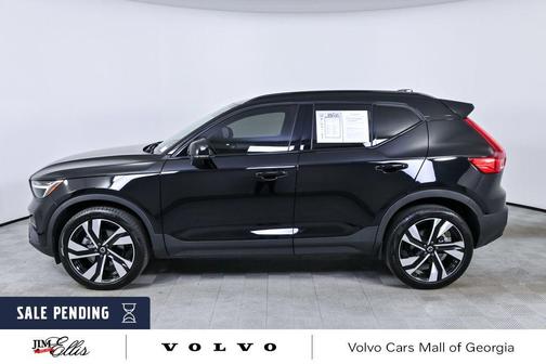 Onyx Black Metallic 2023 Volvo XC40 B4 Plus Dark Theme