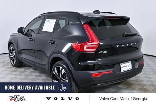 Onyx Black Metallic 2023 Volvo XC40 B4 Plus Dark Theme
