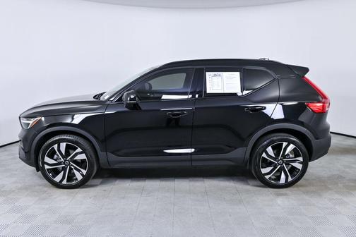 Onyx Black Metallic 2023 Volvo XC40 B4 Plus Dark Theme