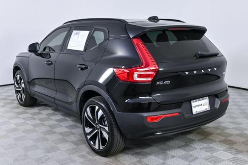 Onyx Black Metallic 2023 Volvo XC40 B4 Plus Dark Theme
