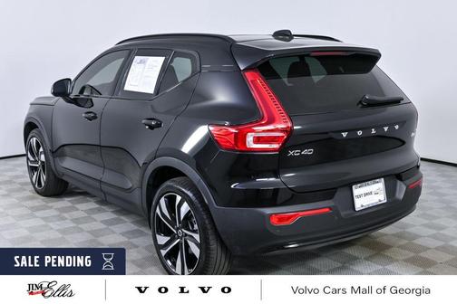 Onyx Black Metallic 2023 Volvo XC40 B4 Plus Dark Theme