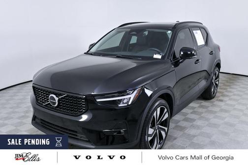 Onyx Black Metallic 2023 Volvo XC40 B4 Plus Dark Theme
