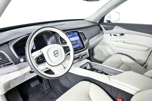 Crystal White Metallic 2023 Volvo XC90 B6 Plus 7-Seater