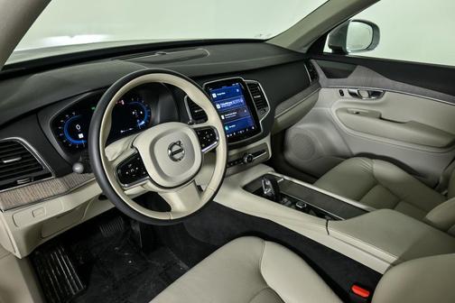 2024 Volvo XC90 B5 Plus Bright Theme