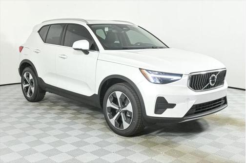 2025 Volvo XC40 B5 Core Bright Theme