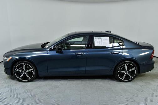 2023 Volvo S60 B5 Core Dark Theme