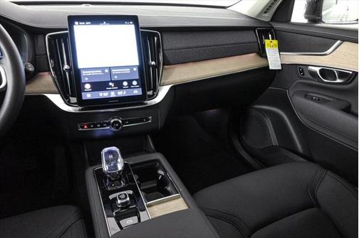 2025 Volvo XC90 B5 Core
