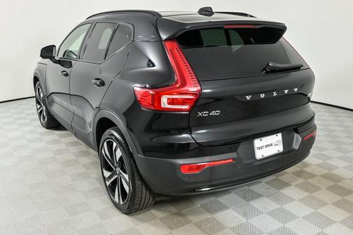2025 Volvo XC40 B5 Plus Dark Theme