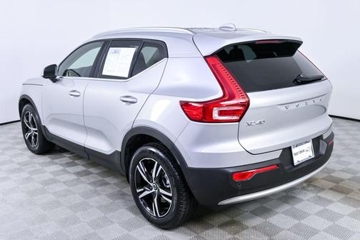 2025 Volvo XC40 B5 Core Bright Theme