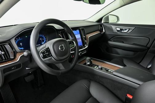 2025 Volvo V60 Cross Country B5 Plus