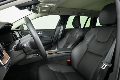 2025 Volvo V60 Cross Country B5 Plus